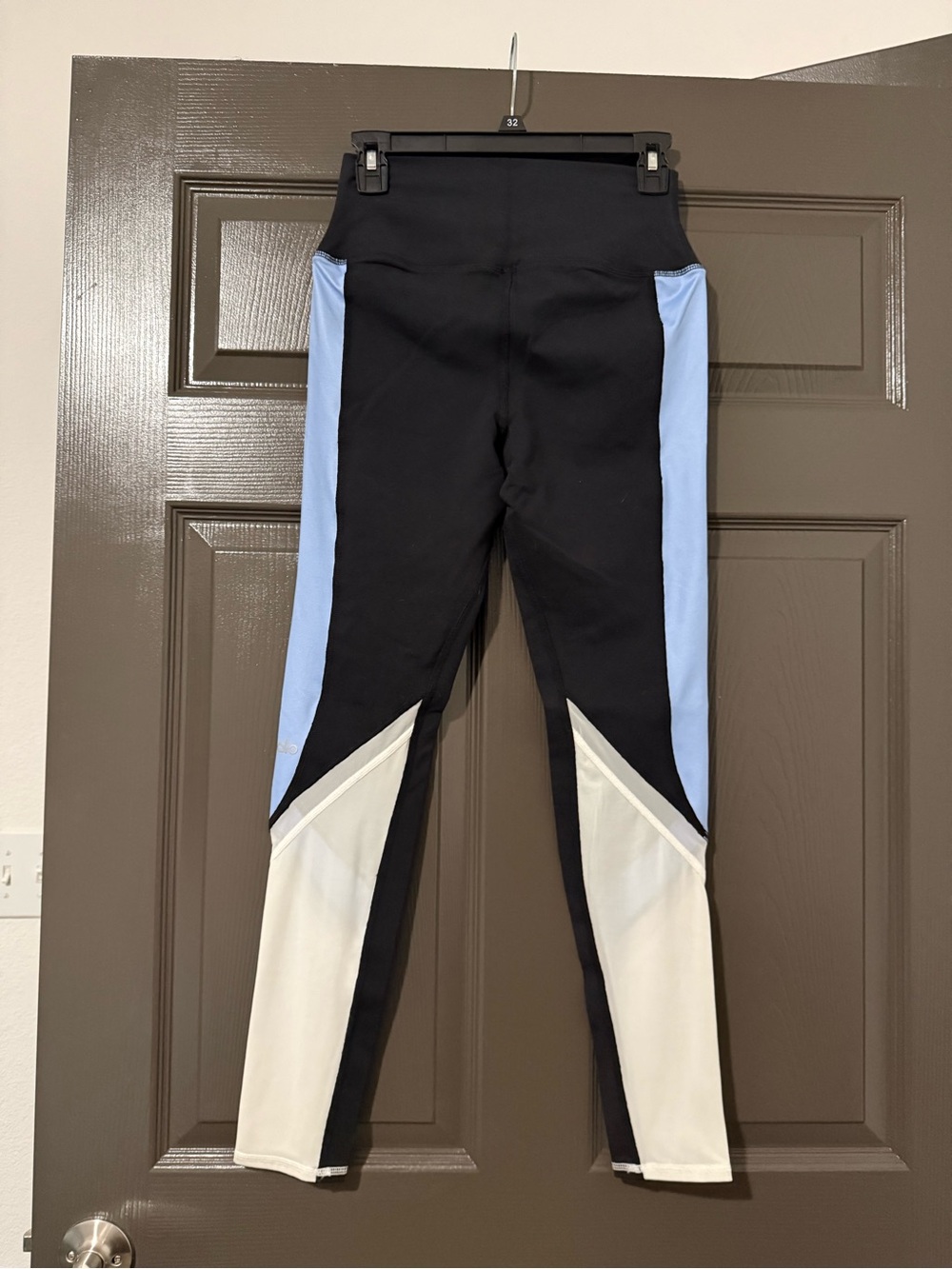 ALO Yoga High-Rise Colorblock Leggings in Black, Light Blue and White - Picture 4 of 6